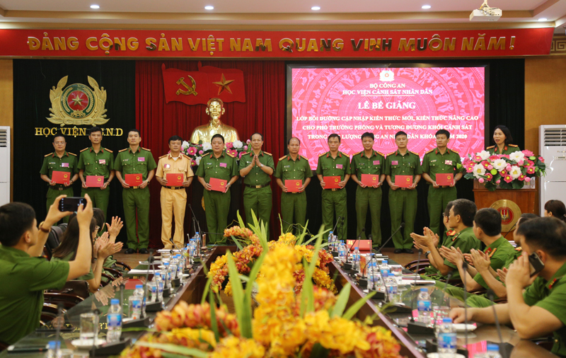Đại tá, TS Trần Quang Huyên, Phó Giám đốc Học viện trao chứng chỉ cho các học viên