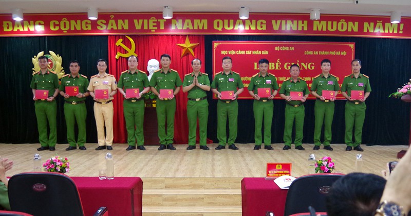 Đại tá, TS. Trần Quang Huyên – Phó Giám đốc Học viện Cảnh sát nhân dân trao Chứng chỉ cho đại diện học viên của lớp học