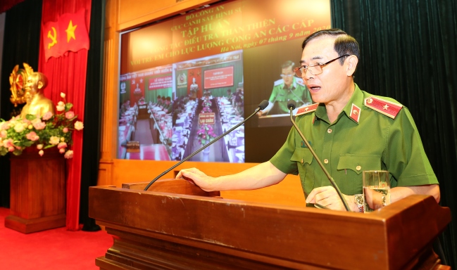Thiếu tướng Hồ Sỹ Niêm phát biểu tại Lớp tập huấn.