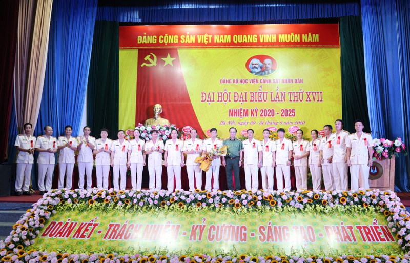 Thứ trưởng Nguyễn Văn Thành tặng hoa chúc mừng Ban Chấp hành Đảng bộ Học viện CSND nhiệm kỳ 2020 - 2025