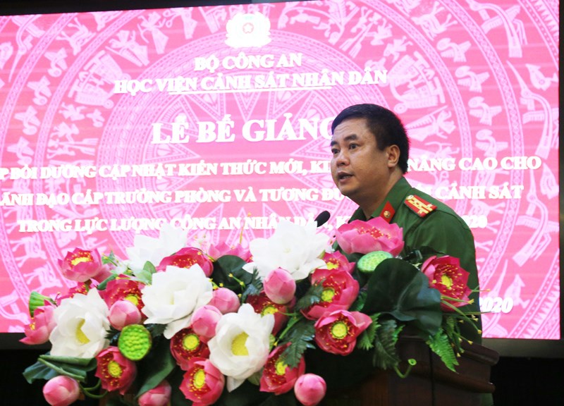 Đại tá, PGS.TS Phạm Công Nguyên, Phó Giám đốc Học viện tuyên bố bế giảng lớp bồi dưỡng