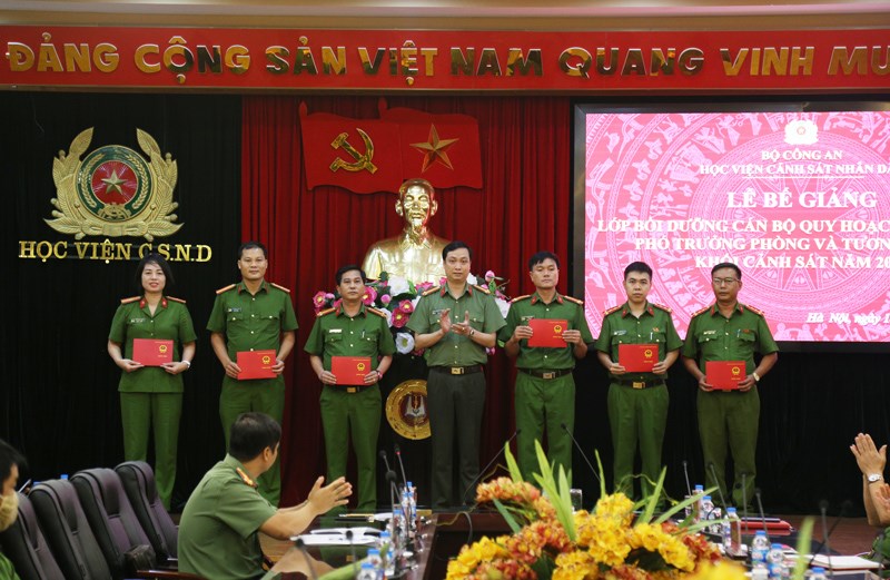 Đại tá, TS Trần Quang Huyên và Trung tá, TS Hoàng Đại Nghĩa trao chứng chỉ hoàn thành khóa học cho học viên lớp bồi dưỡng