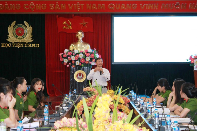 Ông Bùi Huynh Long - Nguyên Chánh văn phòng Uỷ ban ATGT Quốc gia tham gia giảng dạy.