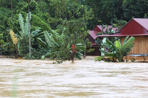 Cán bộ, chiến sỹ Công an huyện Tây Giang đu dây vượt sông đang chảy xiết tiếp cận người dân gặp nạn tại thôn Ahu, xã A Tiêng