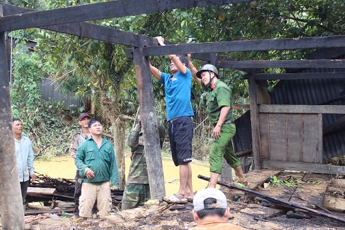 Cán bộ, chiến sỹ Công an Tây Giang giúp dân làm lại nhà cửa sau mưa lũ