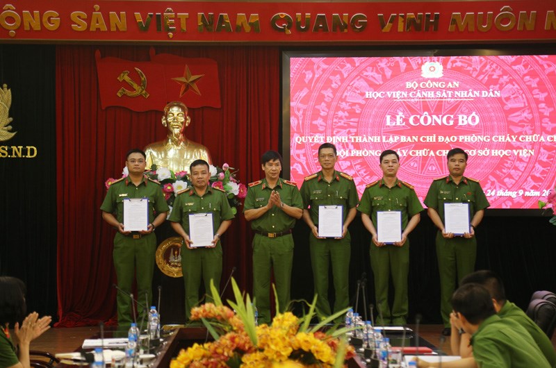 Thiếu tướng, GS.TS Trần Minh Hưởng, Bí thư đảng ủy, Giám đốc Học viện trao Quyết định thành lập cho Ban chỉ đạo phòng cháy và chữa cháy