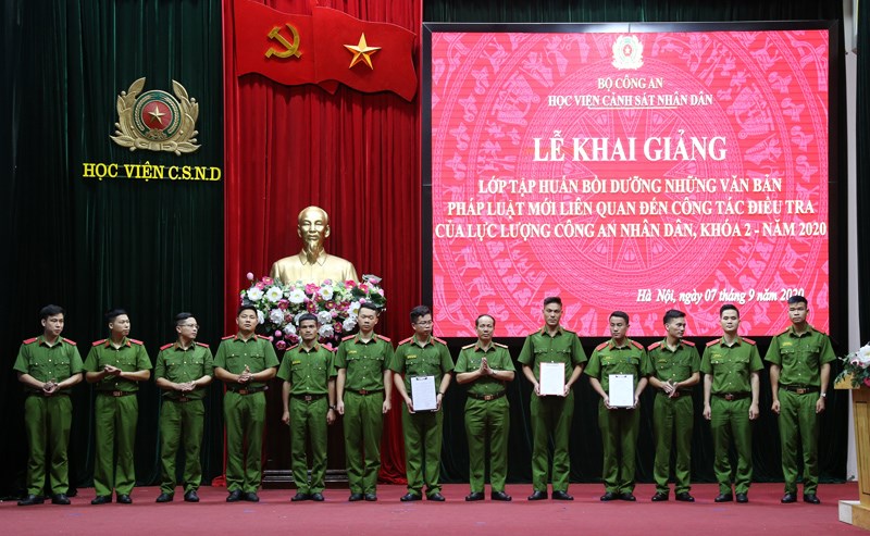 Đại tá, TS Trần Quang Huyên, Phó Giám đốc Học viện trao Quyết định thành lập lớp học cho Ban cán sự lớp