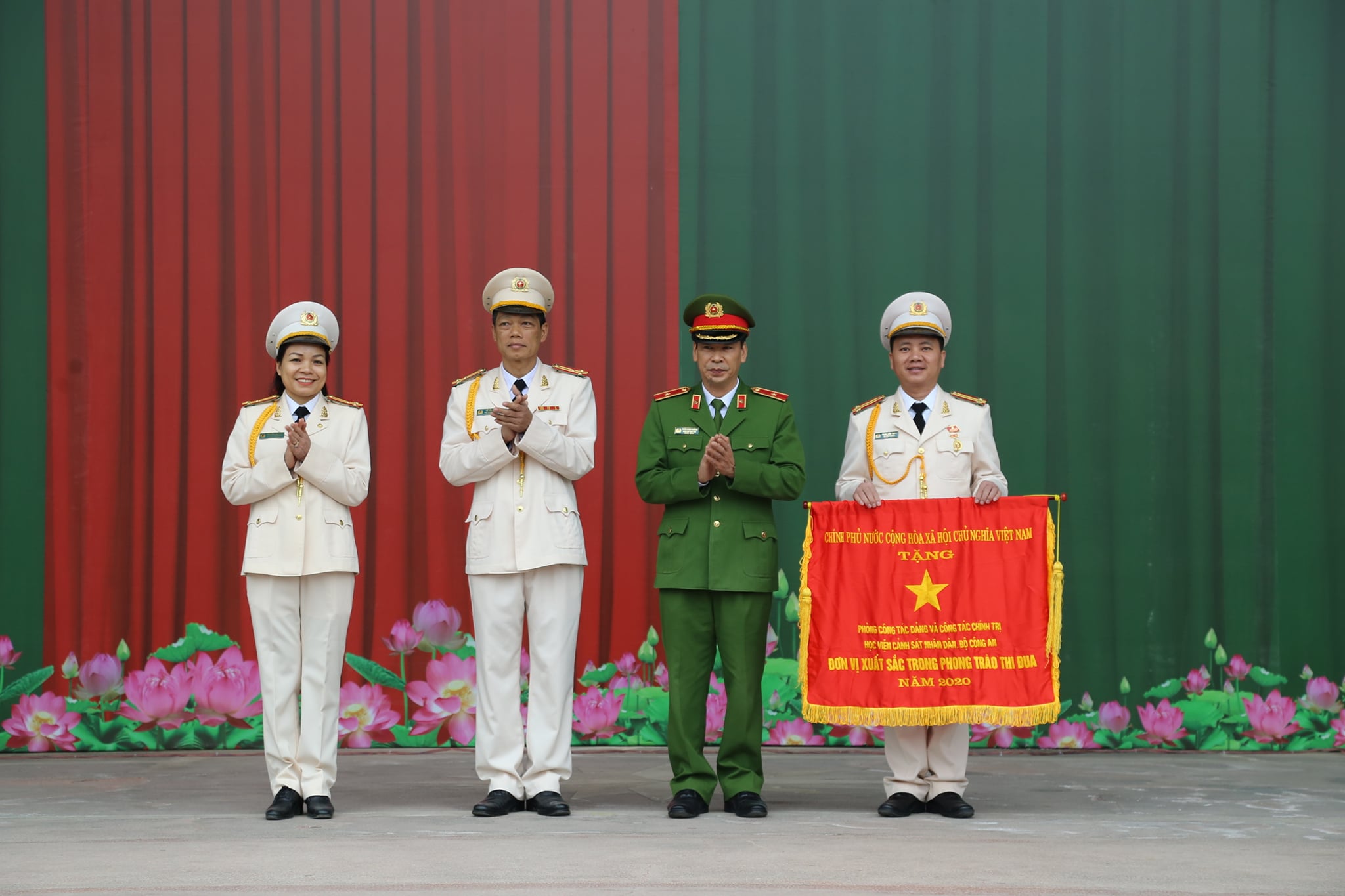 Thiếu tướng, GS.TS Trần Minh Hưởng, Giám đốc Học viện trao Cờ Thi đua của Chính phủ cho tập thể đơn vị Phòng CTĐ&CTCT