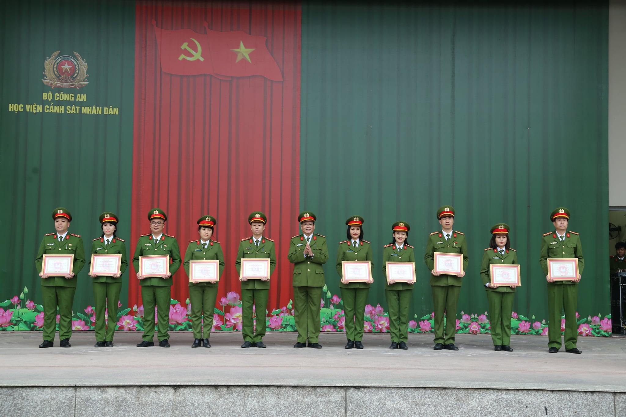 Đại tá, PGS.TS Trần Thành Hưng, Phó Giám đốc Học viện trao Giấy khen cho các cá nhân được vinh danh “Gương mặt tiêu biểu xuất sắc” năm học 2019 - 2020