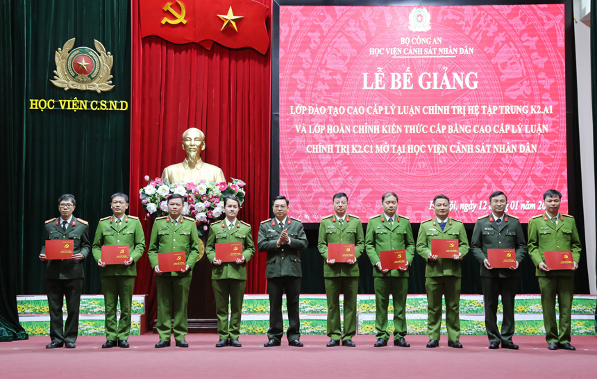 Đại tá, TS Nguyễn Đăng Sáu, Phó Cục trưởng Cục đào tạo, Bộ Công an trao Bằng Cao cấp lý luận chính trị cho các học viên
