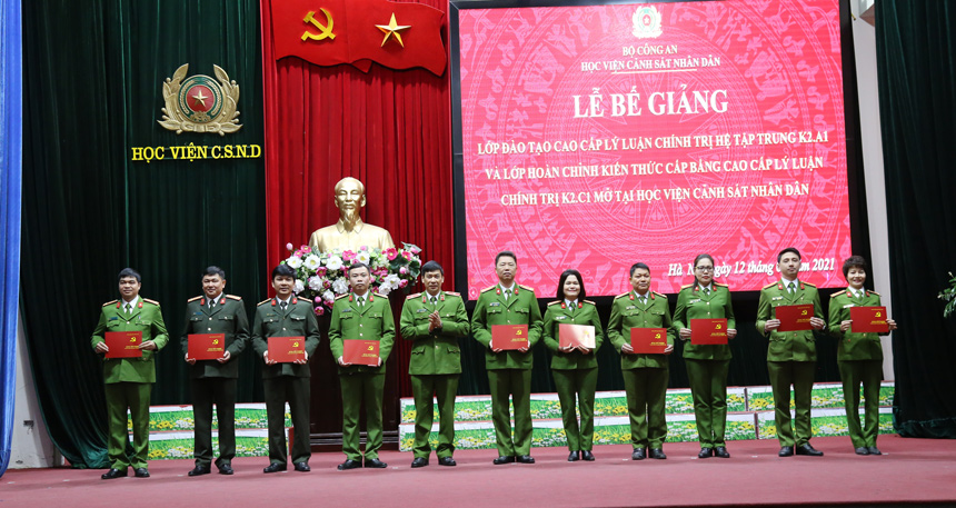 Thiếu tướng, GS.TS Trần Minh Hưởng, Giám đốc Học viện trao Bằng Cao cấp lý luận chính trị cho các học viên