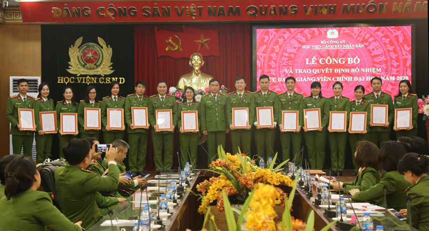 Thiếu tướng, GS.TS Nguyễn Đắc Hoan, Phó Giám đốc Học viện trao Quyết định bổ nhiệm chức danh giảng viên chính đại học cho 17 đồng chí