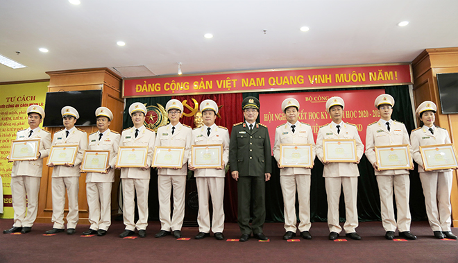 Thứ trưởng Nguyễn Văn Thành tặng Bằng khen của Bộ trưởng Bộ Công an cho các nhà giáo CAND được công nhận đạt tiêu chuẩn chức danh PGS năm 2019, năm 2020.