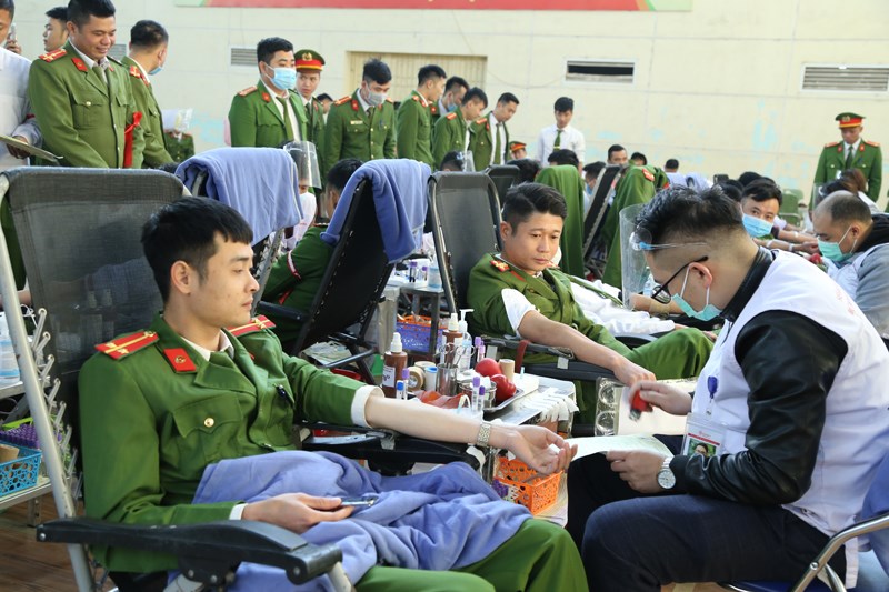 Cán bộ, học viên Học viện CSND tham gia hiến máu tình nguyện