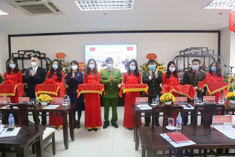 Các đại biểu cắt băng khánh thành Phòng đọc văn hóa Việt - Trung