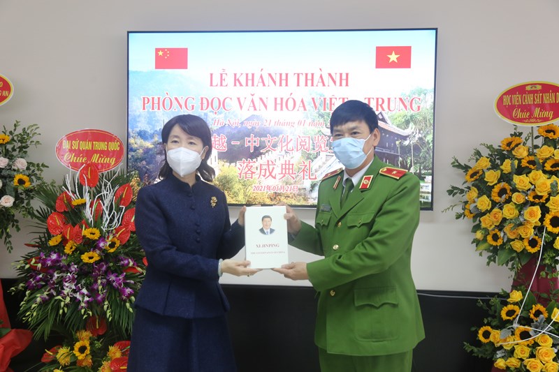 Bà Doãn Hải Hồng trao tặng sách cho Học viện CSND nhân dịp khánh thành Phòng đọc văn hóa
