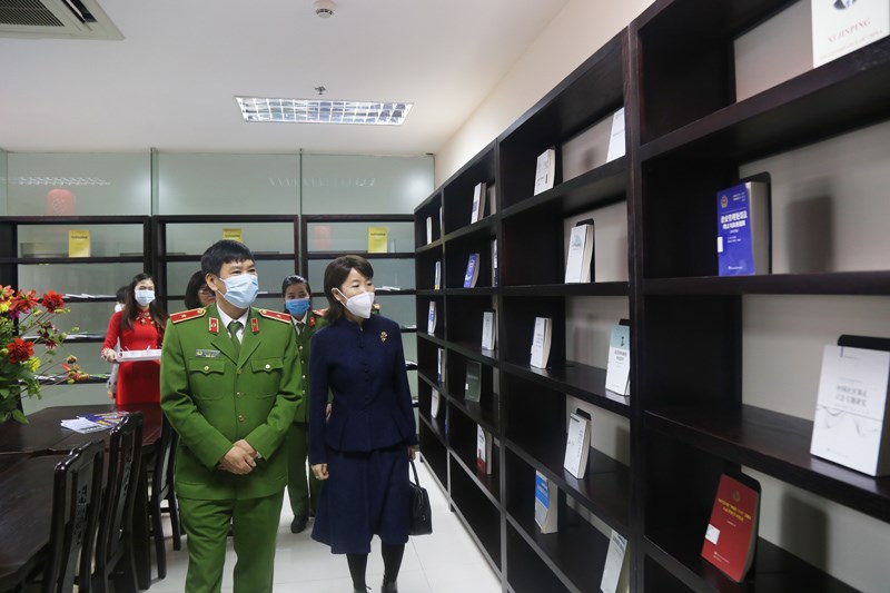 Các đại biểu tham quan Phòng đọc văn hóa Việt - Trung