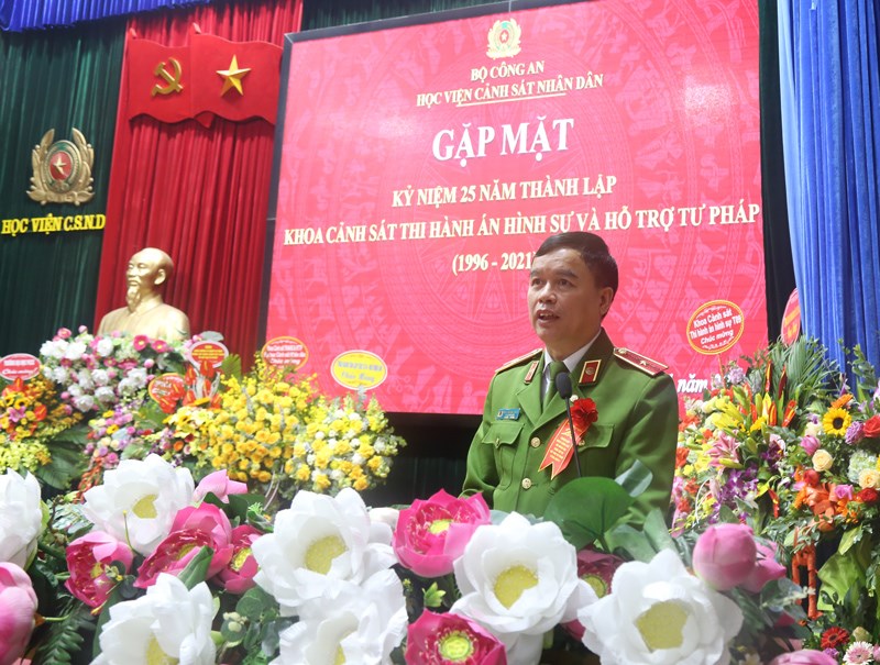 Thiếu tướng, GS.TS Nguyễn Đắc Hoan, Phó Giám đốc Học viện chúc mừng các thế hệ cán bộ, giảng viên Khoa Cảnh sát THAHS&HTTP