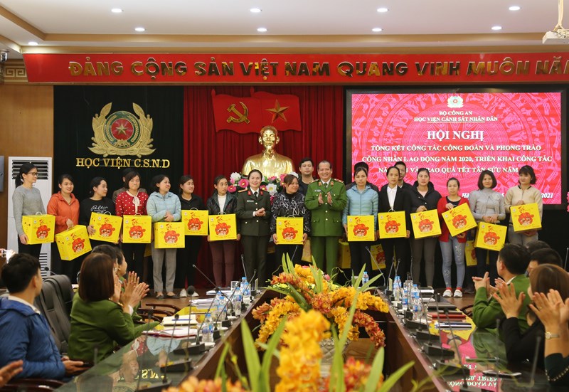 Thiếu tướng, PGS.TS Trần Thành Hưng, Phó Giám đốc Học viện và Trung tá Công Thanh Thảo - Chủ tịch Công đoàn CAND trao quà Tết cho các đoàn viên Công đoàn Học viện