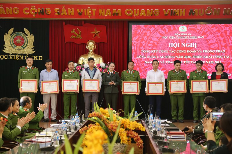 Thiếu tướng, PGS.TS Trần Thành Hưng và Trung tá Công Thanh Thảo trao Bằng khen, Giấy khen các cấp cho các tập thể, cá nhân thuộc Công đoàn Học viện