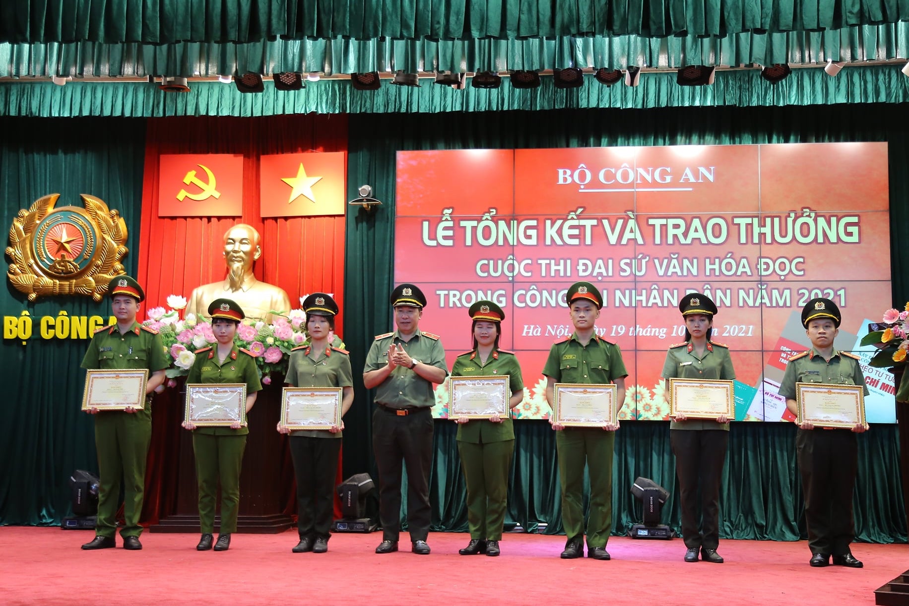 Thiếu tướng Nguyễn Công Bẩy - Phó Cục trưởng Cục Công tác đảng và công tác chính trị trao bằng khen cho các cá nhân đạt giải A