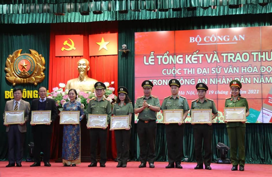Thiếu tướng Nguyễn Công Bẩy - Phó Cục trưởng Cục Công tác đảng và công tác chính trị trao bằng khen cho các tập thể và cá nhân có thành tích trong công tác tổ chức Cuộc thi
