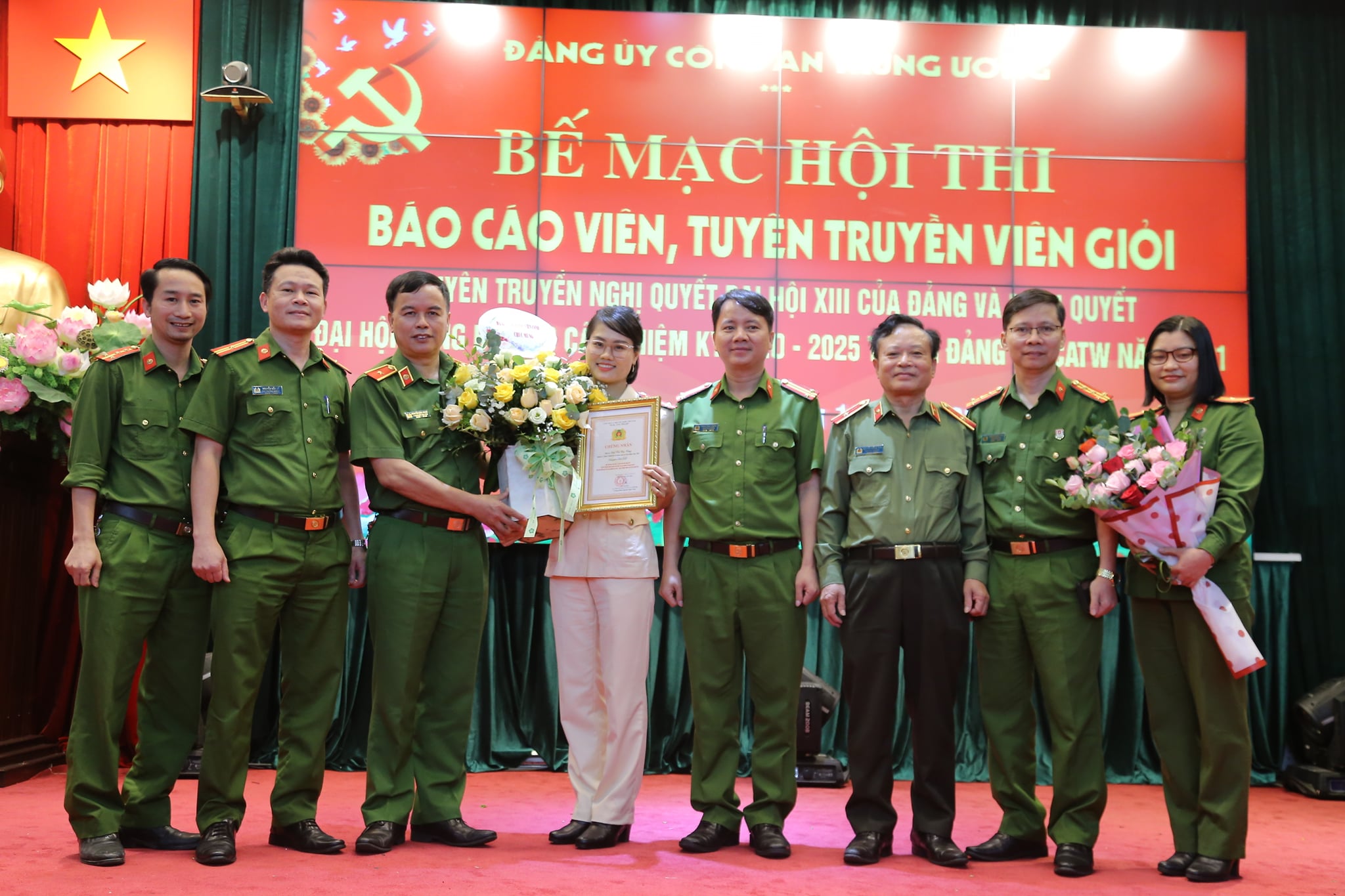 Thiếu tướng Nguyễn Đắc Hoan - Phó Giám đốc Học viện chúc mừng thành tích của đồng chí Bùi Thị Thu Thuỷ