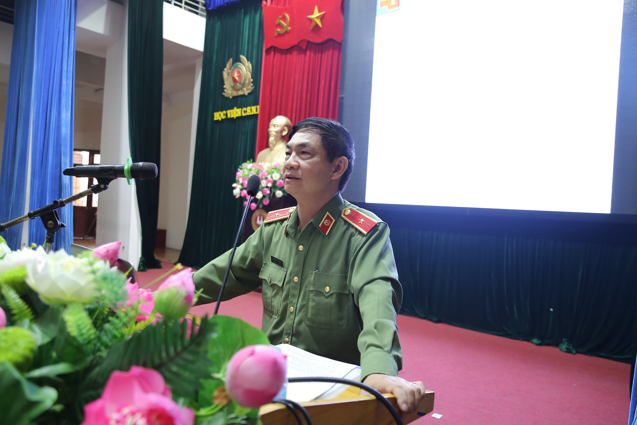 Thiếu tướng Nguyễn Xuân Ngư, nguyên Ủy viên Đảng ủy, nguyên Thủ trưởng Cơ quan kiểm tra Đảng ủy Công an Trung ương giảng bài cho lớp bồi dưỡng