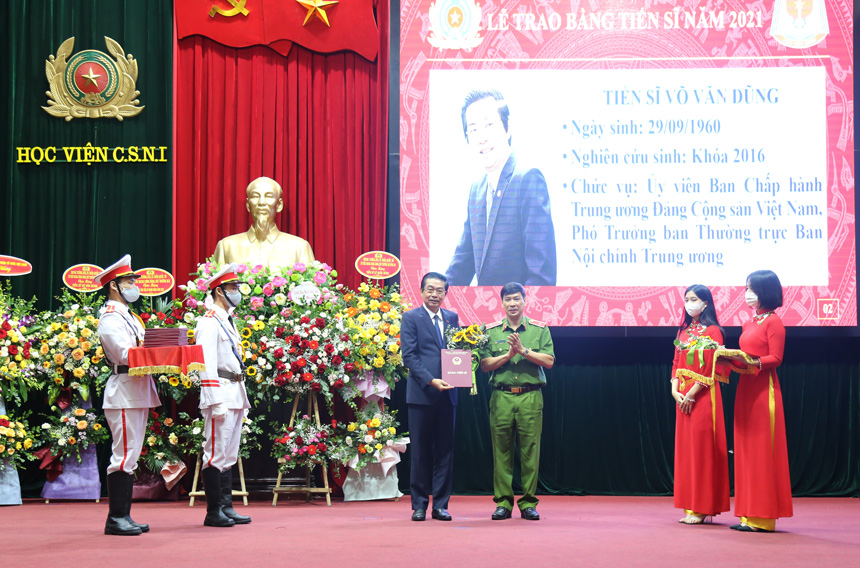 Thiếu tướng, GS. TS Trần Minh Hưởng, Giám đốc Học viện trao bằng Tiến sĩ cho nghiên cứu sinh