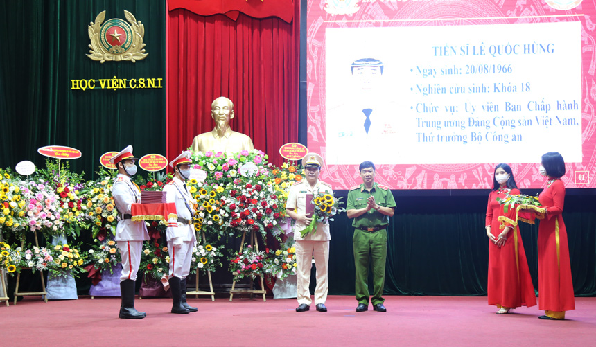 Thiếu tướng, GS. TS Trần Minh Hưởng, Giám đốc Học viện trao bằng Tiến sĩ cho nghiên cứu sinh
