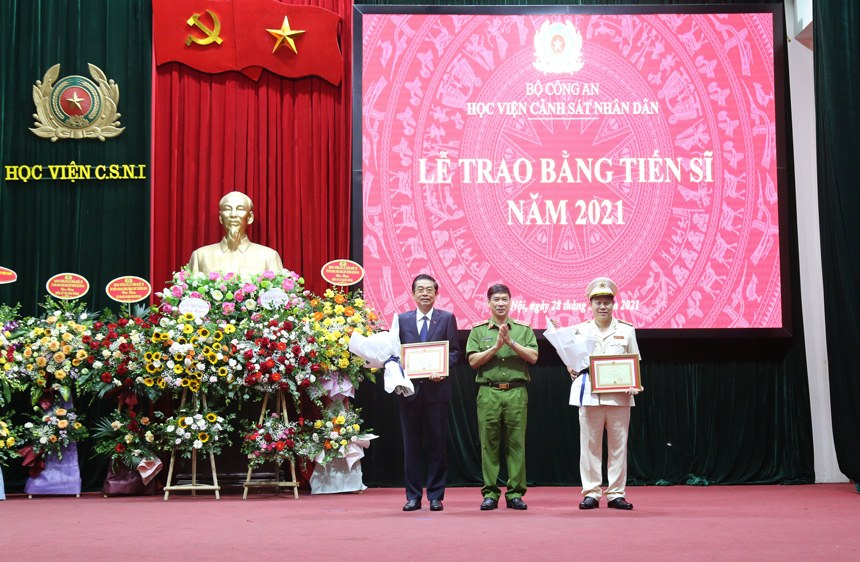 Thiếu tướng, GS. TS Trần Minh Hưởng, Giám đốc Học viện trao Giấy khen cho các nghiên cứu sinh có thành tích xuất sắc trong quá trình học tập, nghiên cứu tại Học viện.