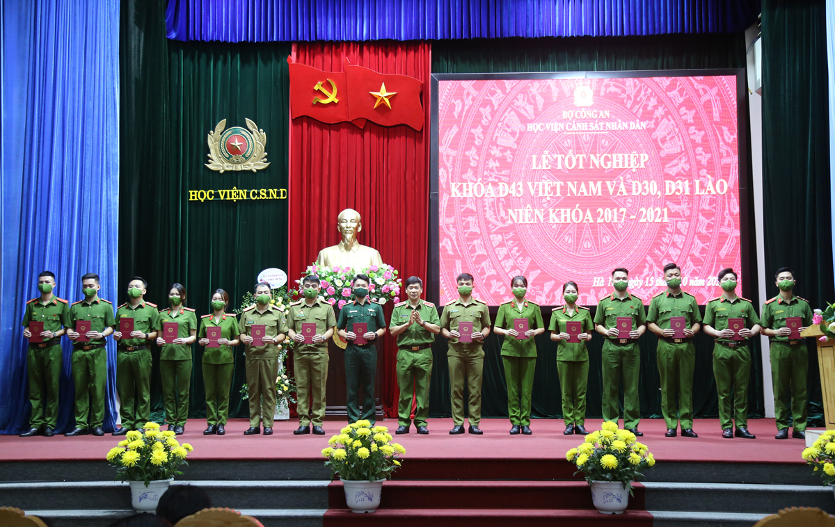 Thiếu tướng, GS. TS Trần Minh Hưởng, Giám đốc Học viện trao bằng tốt nghiệp cho học viên khóa D43 Việt Nam và D30, D31 Lào