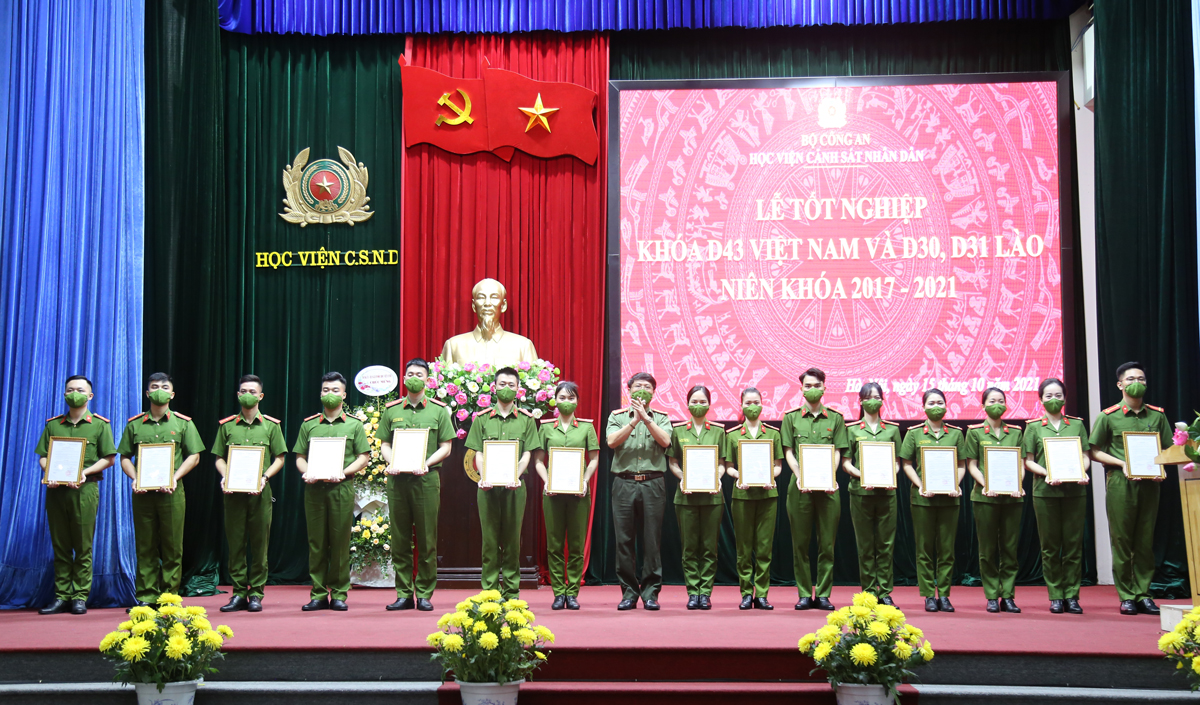 Đại tá Lê Minh Thảo, Phó Cục trưởng Cục X01 trao Quyết định phân công công tác cho các học viên