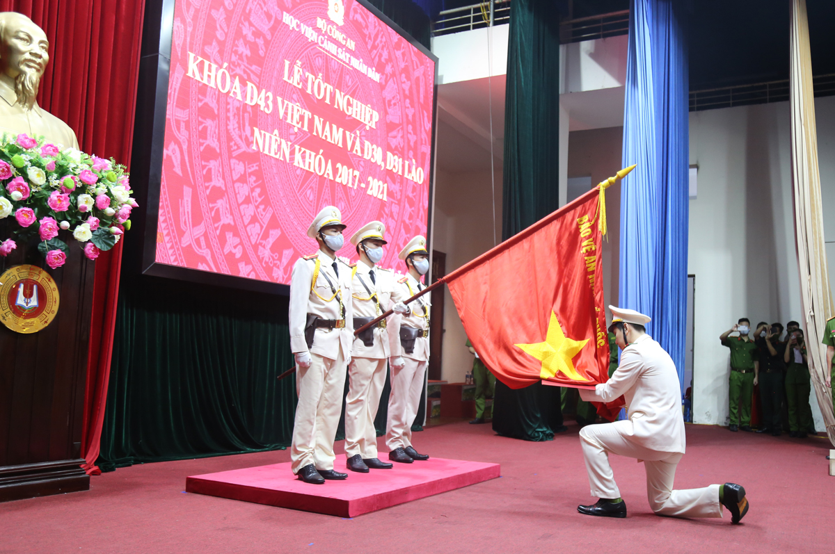Đại diện học viên Khóa D43 Việt Nam và D30, D31 Lào thực hiện Lễ tuyên thệ