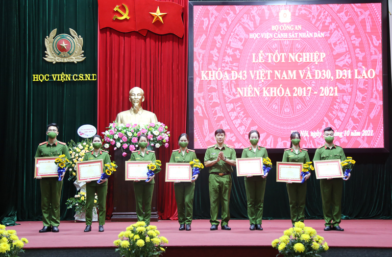 Thiếu tướng, GS. TS Trần Minh Hưởng, Giám đốc Học viện trao Bằng khen của Bộ trưởng Bộ Công an cho 07 học viên có thành tích xuất sắc