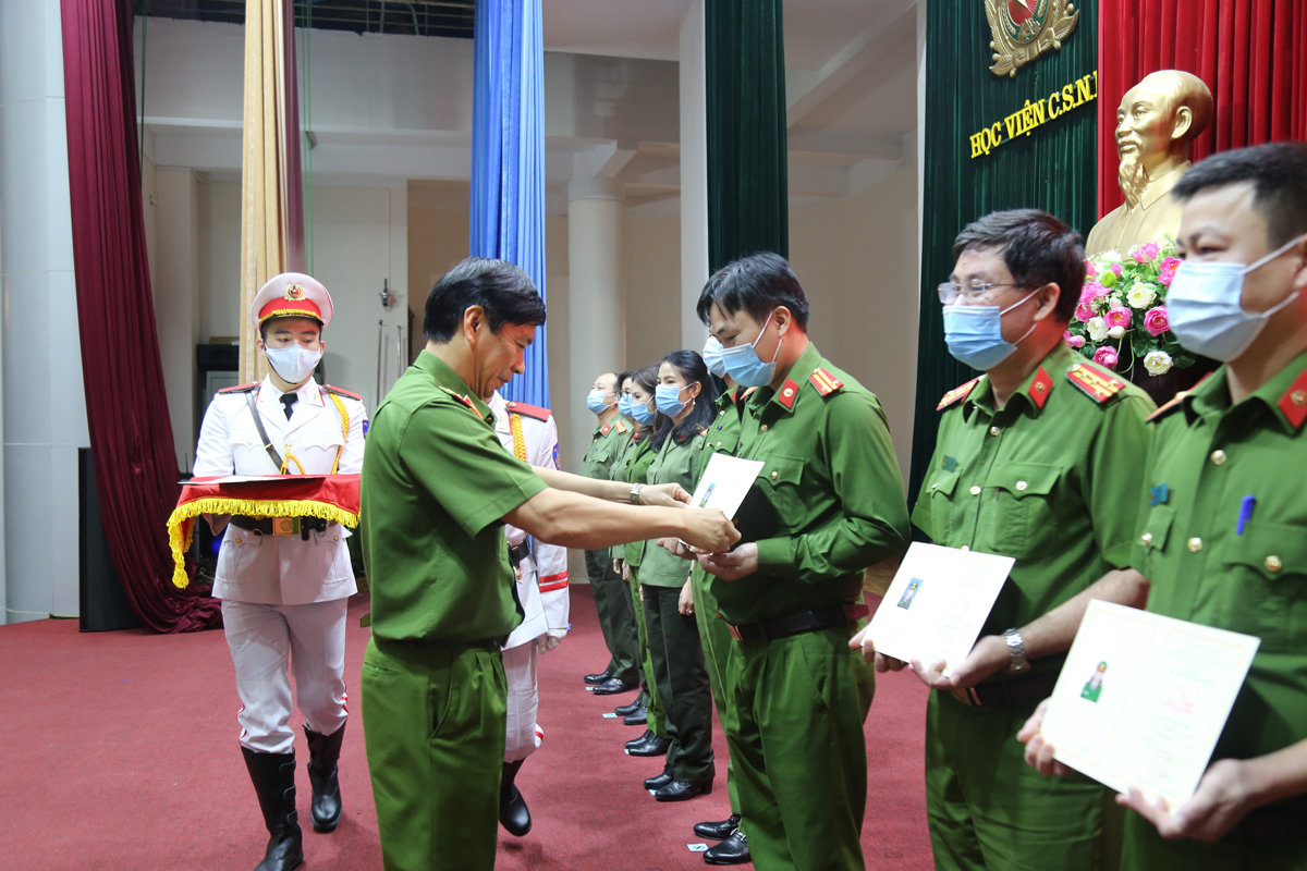 Thiếu tướng, GS. TS Trần Minh Hưởng, Giám đốc Học viện trao bằng Cao cấp lý luận chính trị cho các học viên