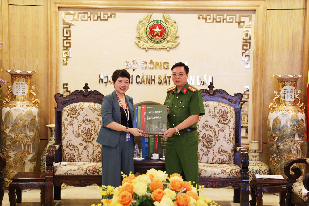 Bà Tạ Thị Bích Liên trao tặng bộ sách về phòng, chống tội phạm của UNODC