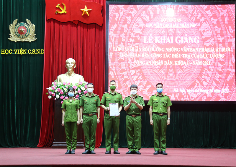 Đại tá, PGS. TS Trần Hồng Quang, Phó Giám đốc Học viện trao quyết định thành lập lớp học cho ban cán sự lớp