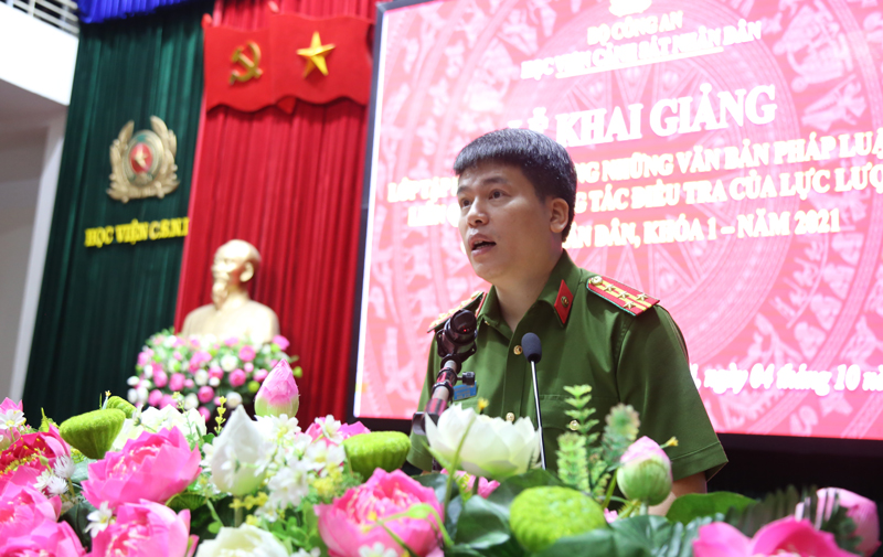 Đại tá, PGS. TS Trần Hồng Quang, Phó Giám đốc Học viện phát biểu tại lễ khai giảng lớp tập huấn