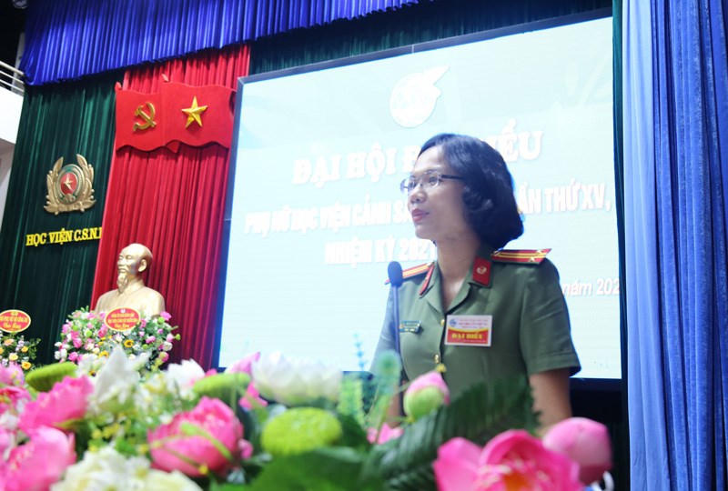 Trung tá Nguyễn Thị Quế, Ủy viên Ban Thường Vụ, Phó Chủ tịch Hội Phụ nữ Bộ Công an phát biểu tại Đại hội