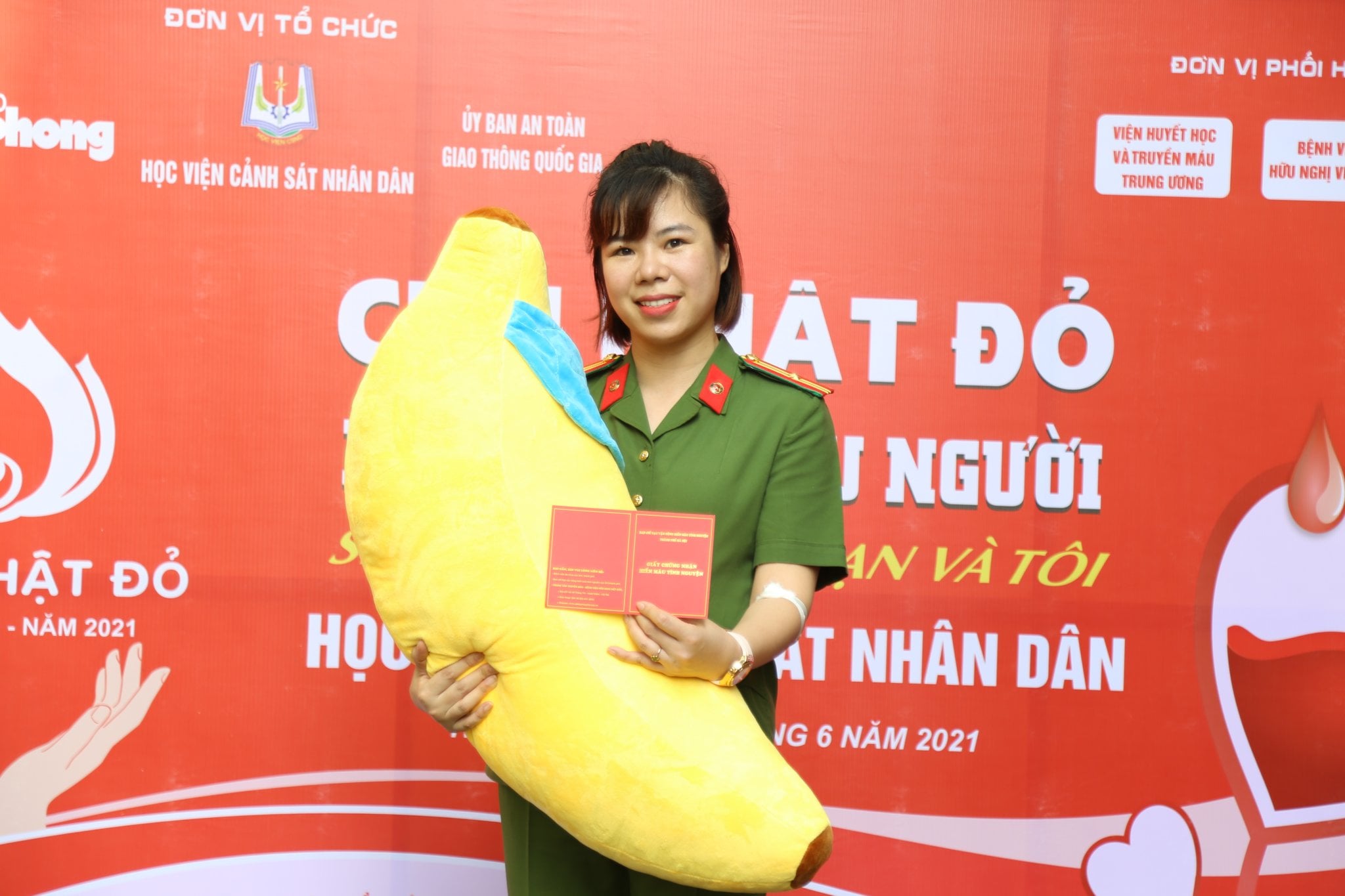 Thiếu tá Nguyễn Thị Thu Hoài trong lần đầu tiên hiến máu thành công tại chương trình hiến máu tình nguyện tổ chức tại Học viện CSND