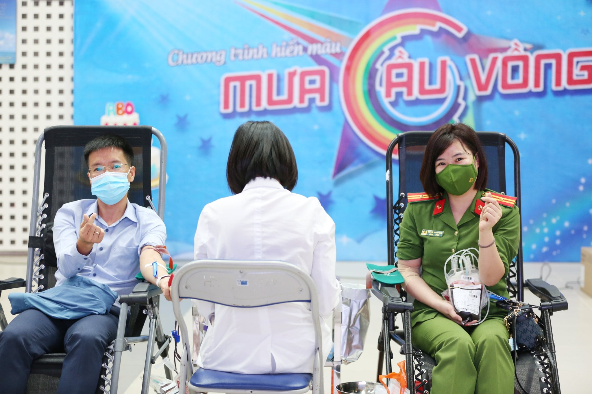 Thiếu tá Nguyễn Thị Thu Hoài tham gia hiến máu tại Bệnh viện để kịp thời hỗ trợ ca phẫu thuật mổ tim cho bệnh nhân