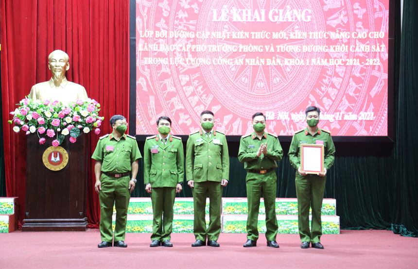 Đại tá, TS Nguyễn Đăng Sáu, Phó Giám đốc Học viện trao Quyết điịnh thành lập lớp học cho cán bộ lớp