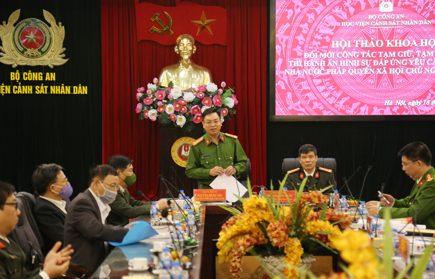 Đại tá Nguyễn Đăng Sáu, Phó Giám đốc Học viện phát biểu tại Hội thảo