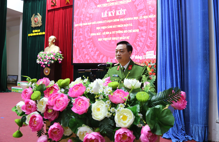 Đại tá, TS Nguyễn Đăng Sáu, Phó Giám đốc Học viện phát biểu tại buổi lễ