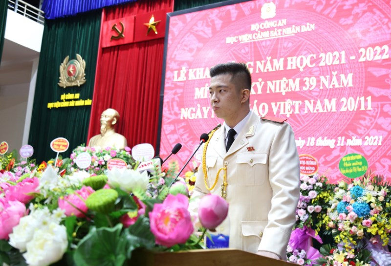 Học viên Trương Hải Long lớp B3A khóa D44 đại diện học viên phát biểu tại buổi lễ