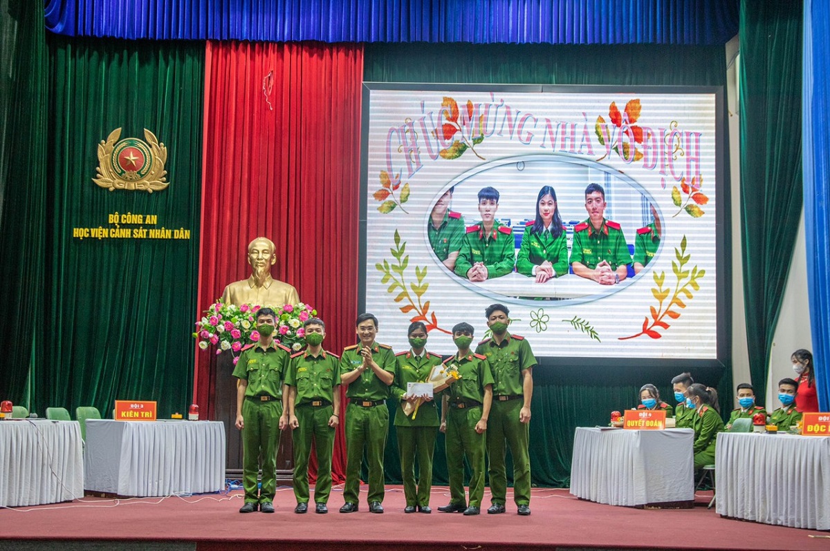 Trung tá, TS Đặng Anh Tuấn, Trưởng khoa Tâm lý trao giải cho Đội thi dành giải Nhất