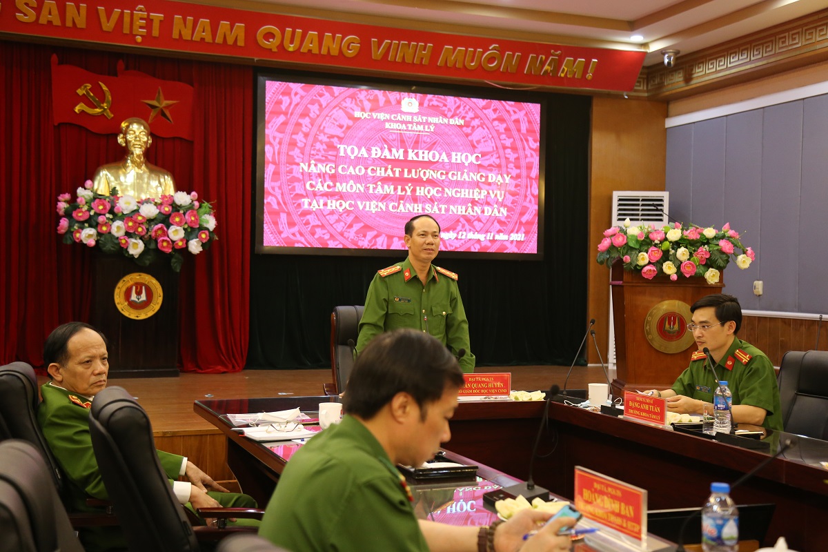 Đại tá, PGS.TS Trần Quang Huyên, Phó Giám đốc Học viện chỉ đạo buổi Tọa đàm