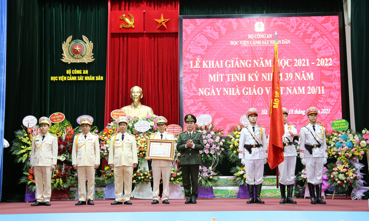 Thứ trưởng Trần Quốc Tỏ trao Huân chương Bảo vệ Tổ quốc hạng Ba cho Học viện CSND