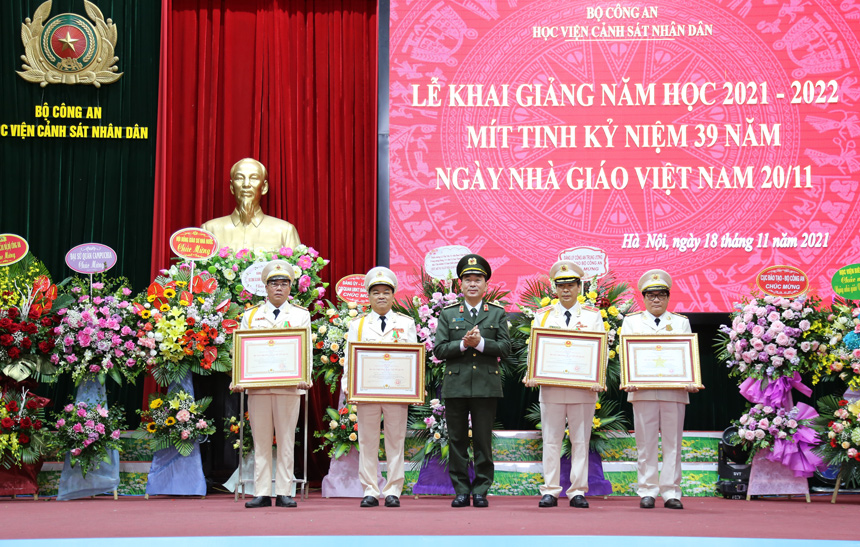 Thứ trưởng Trần Quốc Tỏ trao Huân chương Quân công, Huân chương Bảo vệ Tổ quốc cho các đồng chí lãnh đạo, nguyên lãnh đạo, cán bộ, giảng viên Học viện